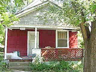 2449 Poplar showing the porch.