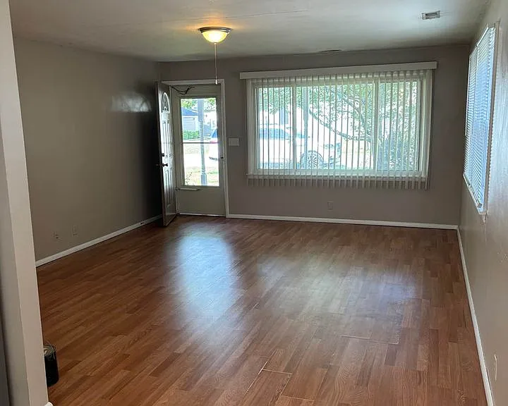 2208 N Ball Ave — Photo 3