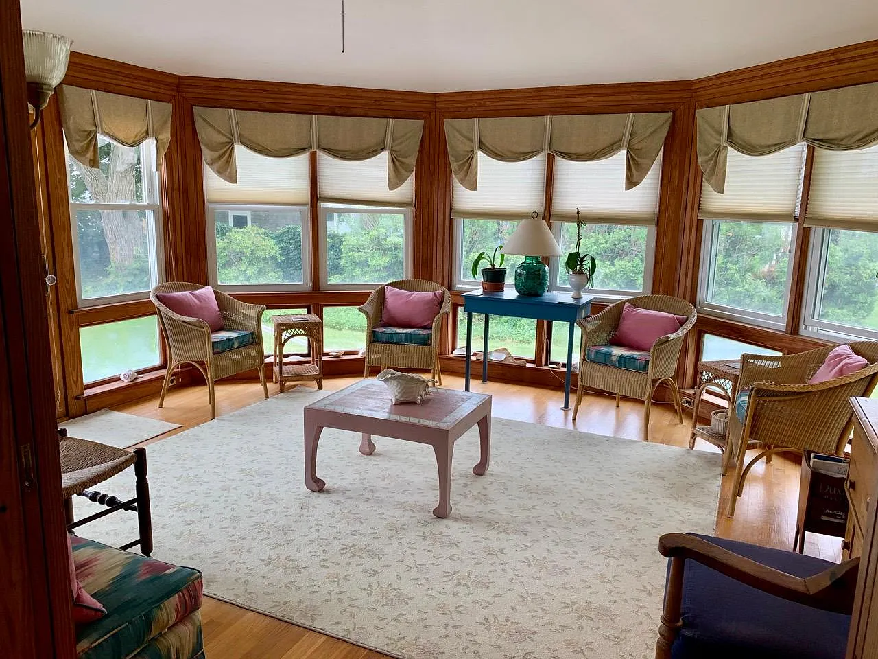 4 bed, 2.5 bath, 2600 sqft, $5,700 — Photo 3