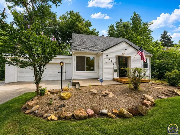 2226 SW Burnett Rd, Topeka, KS 66614
