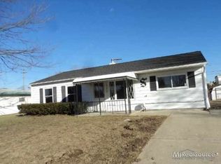 1462 Whittier Dr, Waterford, MI 48327