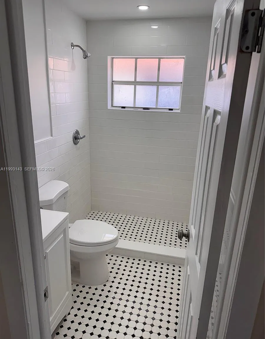 3 bed, 2.0 bath, 1737 sqft, $4,300 — Photo 4