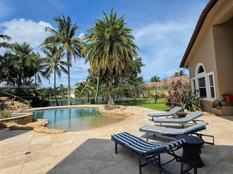 10445 Canterbury Ct — Photo 90