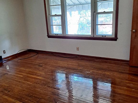 4th image of 114 Beck Ave #2