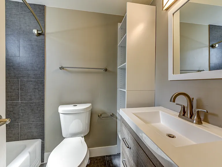 Clay Street Apartments — Photo 28