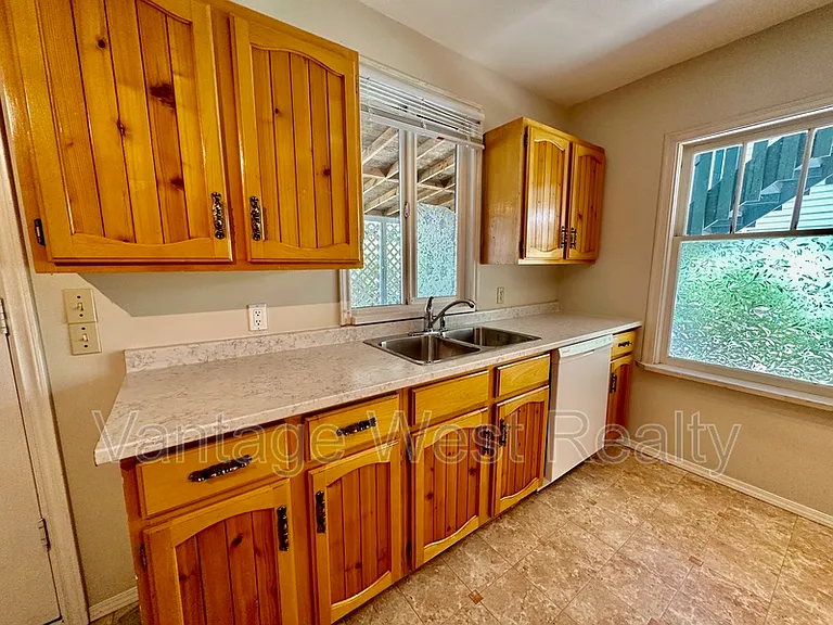 840 Bernard Ave — Photo 6