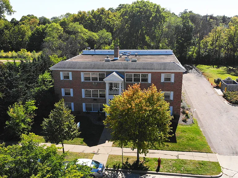 Highland Courts Apartments — Photo 2