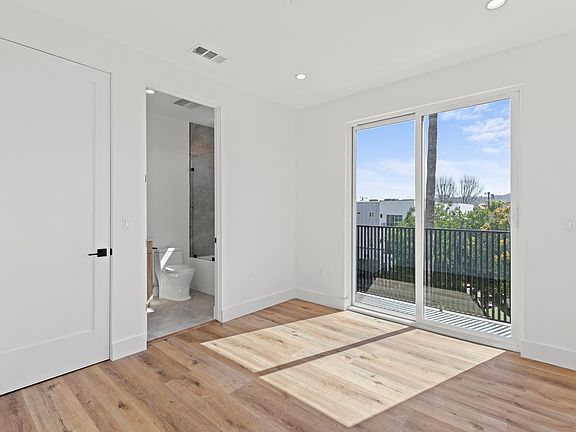 4th image of 10921 Hesby St #1/2