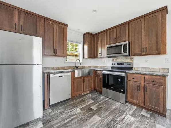 46 Victoria Dr, Waterville, ME 04901