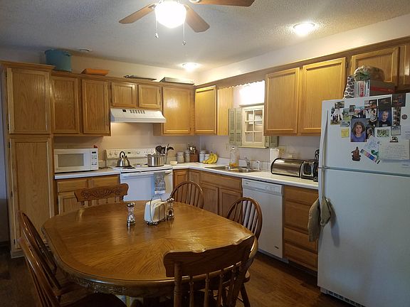 Eat-in kitchen 