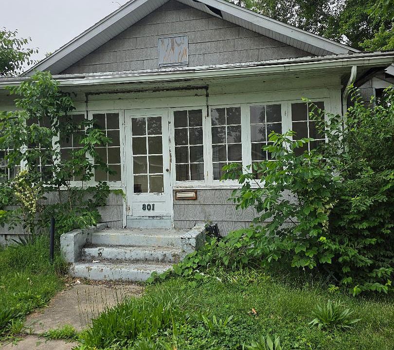 1st image of 801 Maple St
