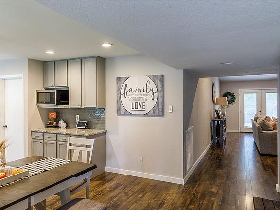 2nd image of 3112 Furneaux Ln