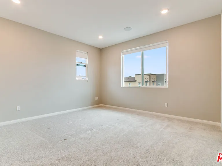 713 Daniel Freeman Cir — Photo 28