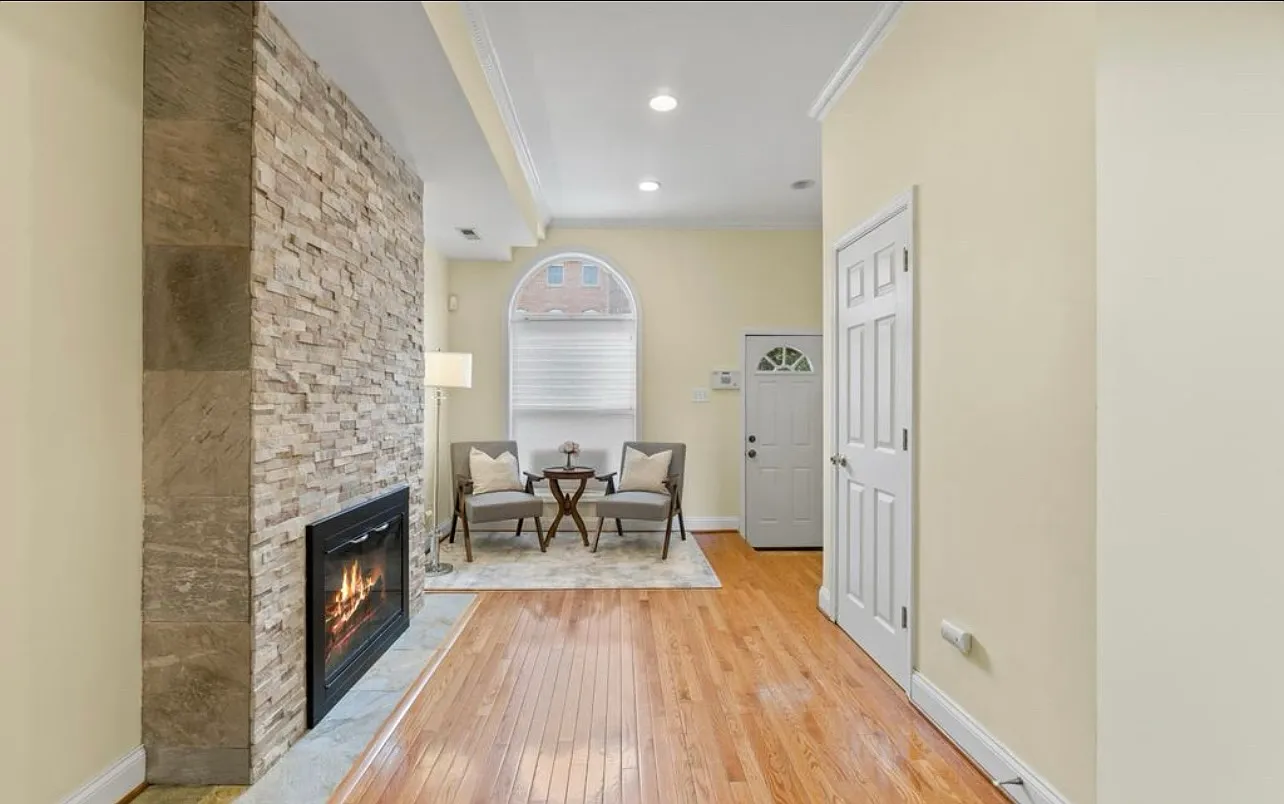 1 bed, 2025 sqft, $1,150 — Photo 2