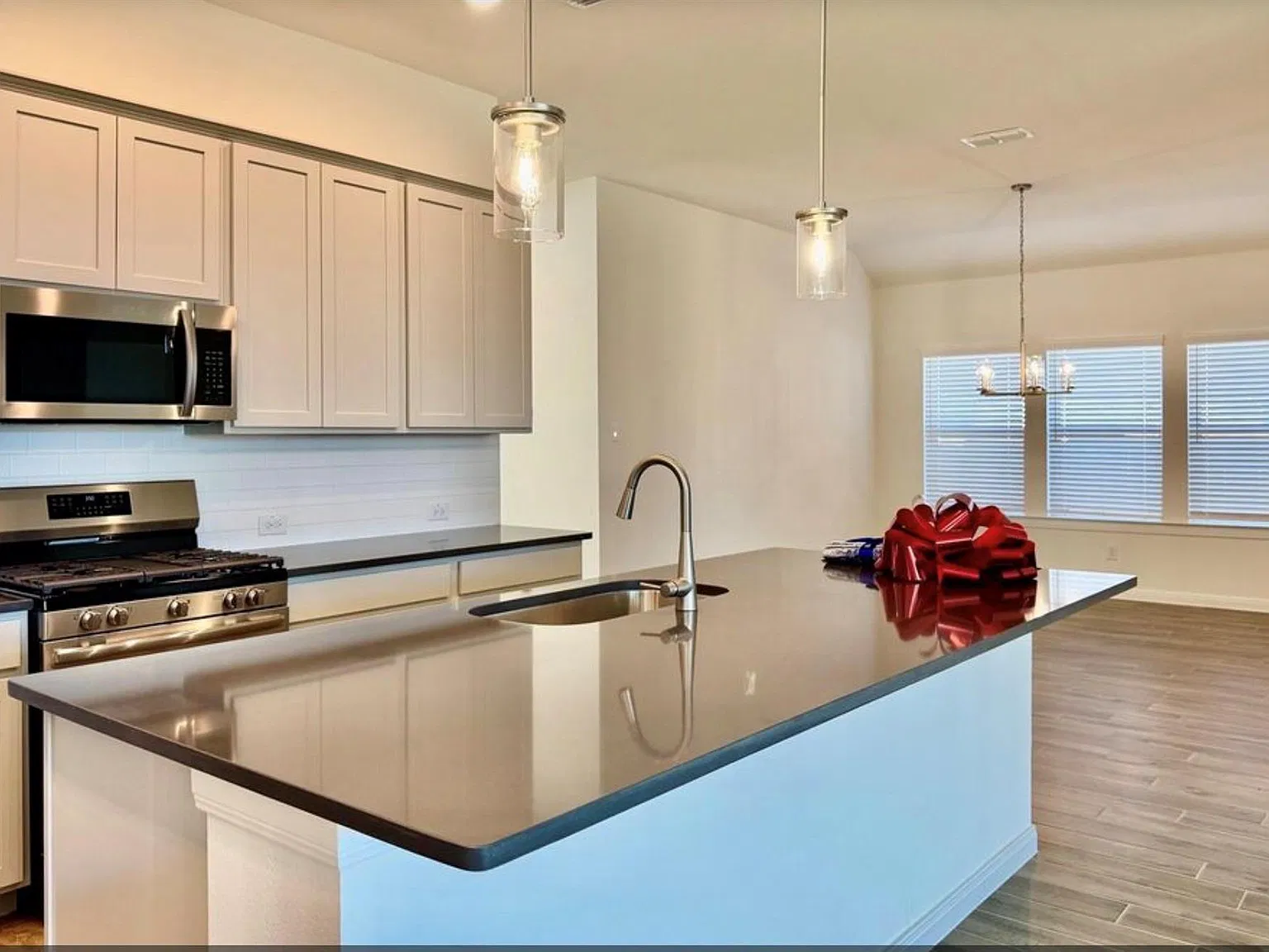 3 bed, 2.0 bath, 2110 sqft, $2,700 — Photo 4