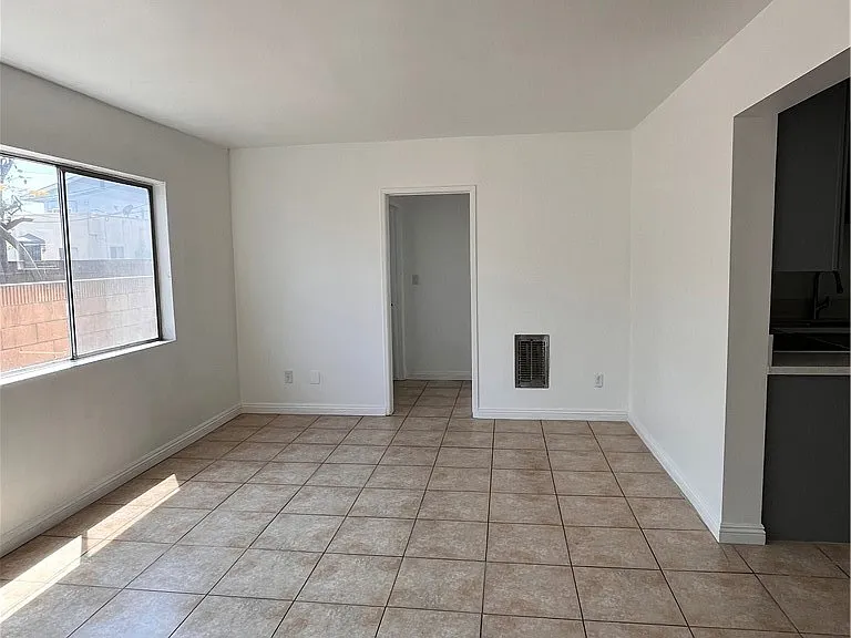 2844 Ardmore Ave #8 — Photo 3