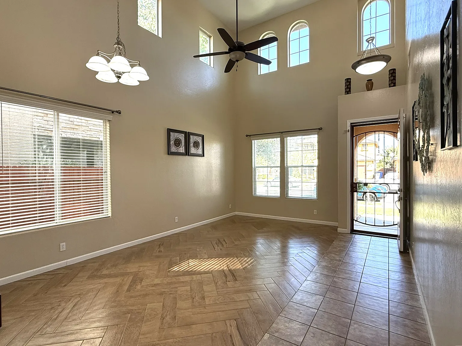 4 bed, 2.5 bath, 2275 sqft, $2,995 — Photo 3