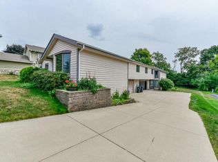 1282 Sunnyridge Rd, Pewaukee, WI 53072