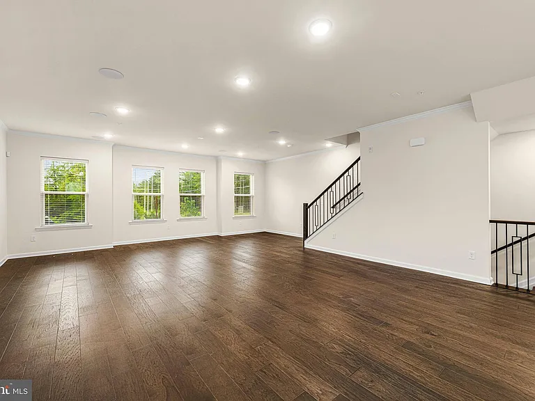 105 Vaughn Dr — Photo 25