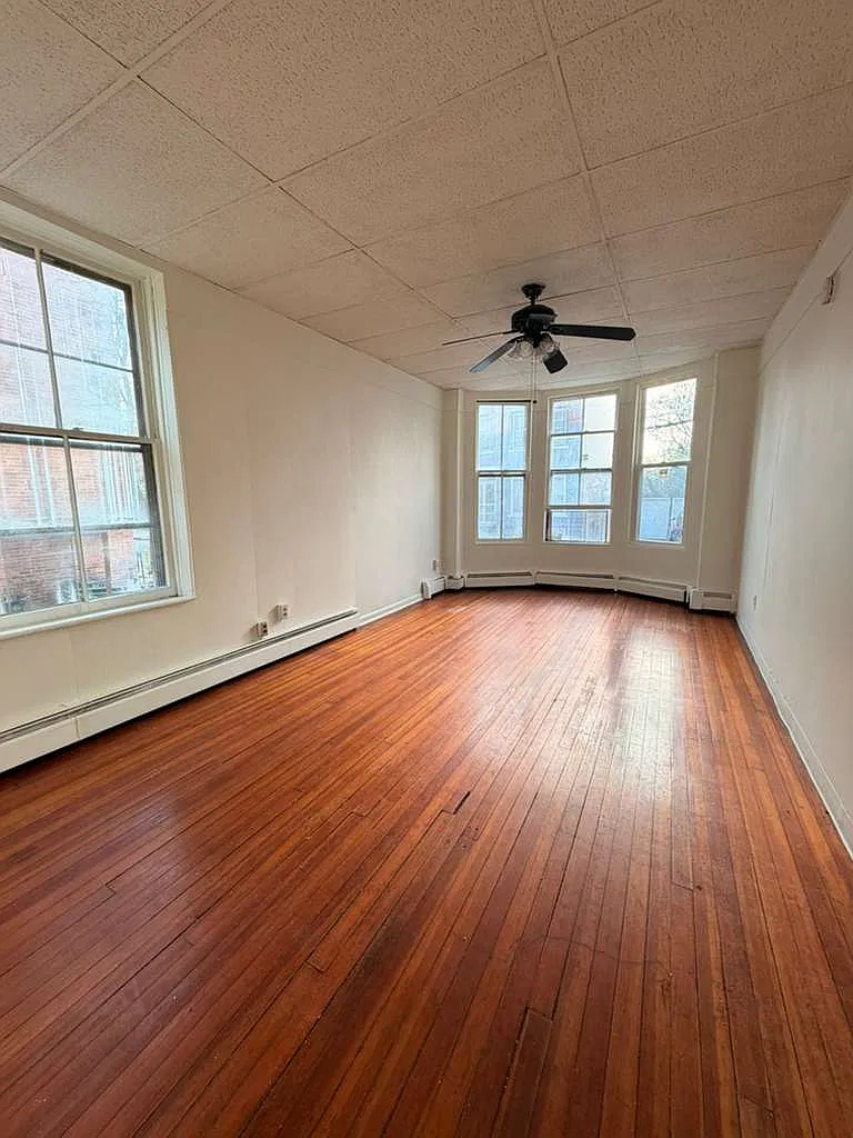 3 bed, 1100 sqft, $1,390 — Photo 3
