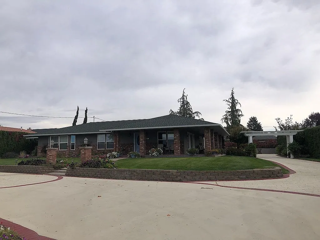 703 Country Club Dr photo 1
