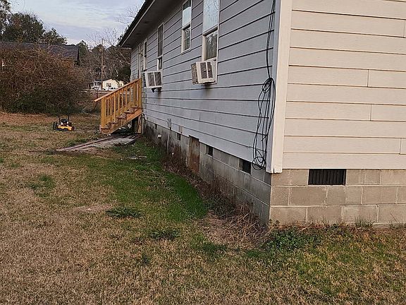 3rd image of 207 Fowler St