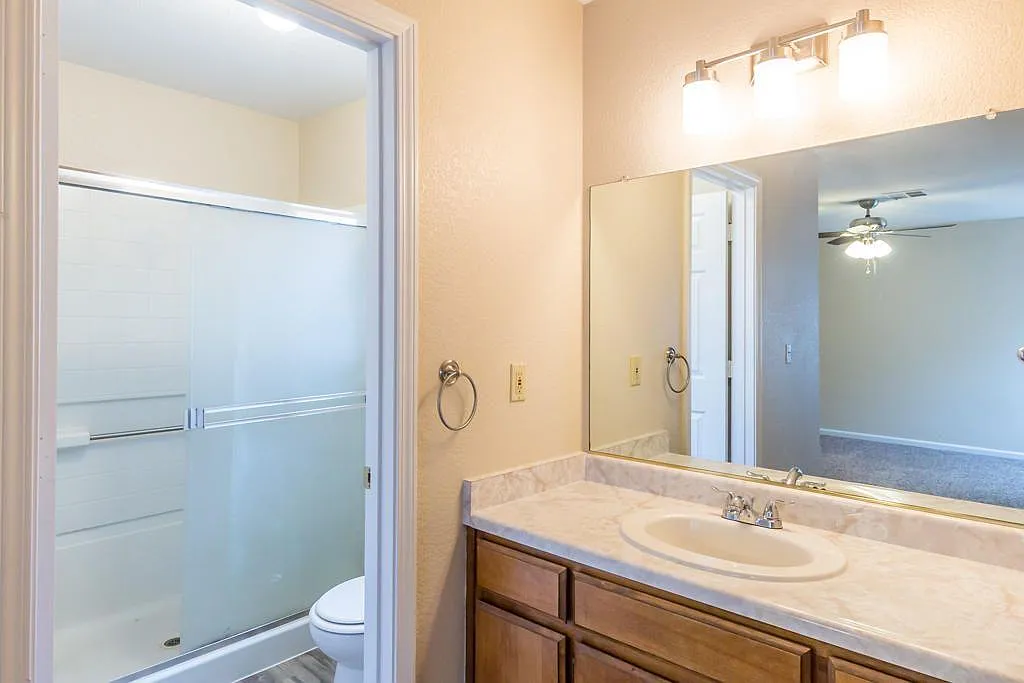 3 bed, 1350 sqft, $2,100 — Photo 4