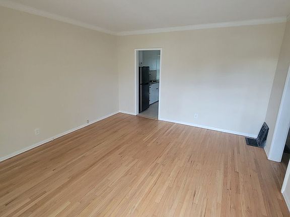 2nd image of 2420 Grandview Ave #2420