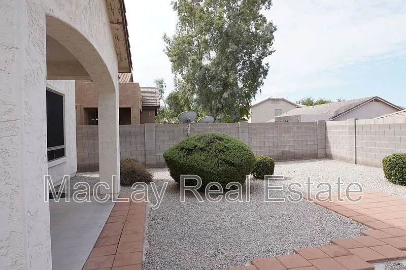 3 bed, 3.0 bath, 1828 sqft, $2,200 — Photo 4
