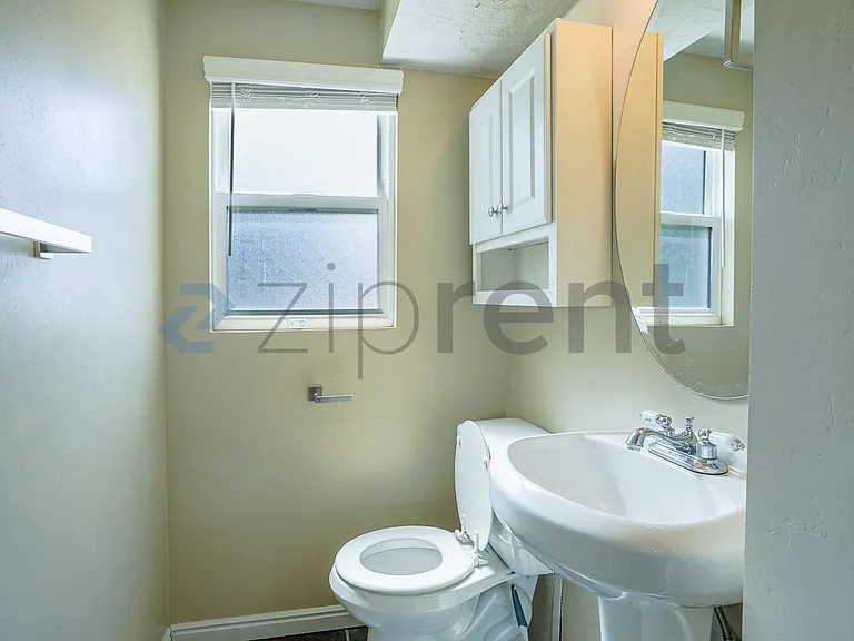 696 N Center St — Photo 22