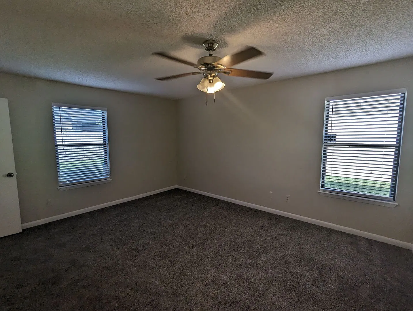 **Coming Soon 3 Bedroom, 2 Bath with Large Fenced yard, Screen Porch, 1-Car Garage and close to N... — Photo 4