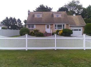 17 Amherst Rd, West Sayville, NY 11796