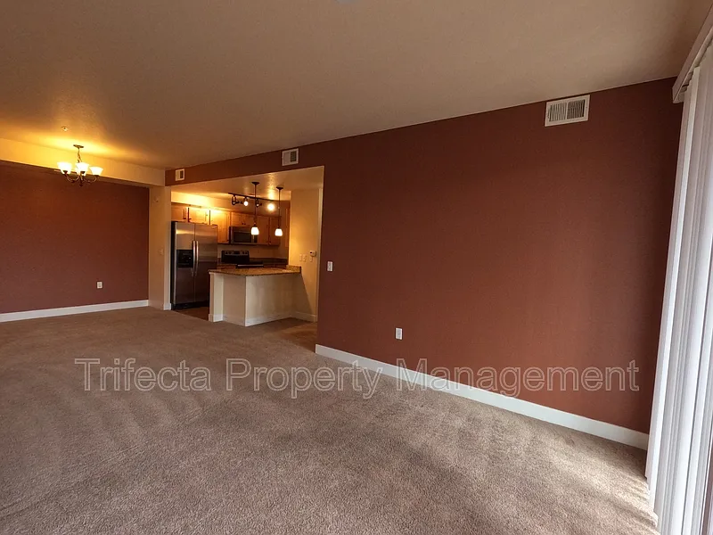 3 bed, 2.0 bath, 1241 sqft, $2,145 — Photo 4