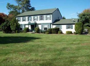 4 Kensington Ct, Neshanic Station, NJ 08853