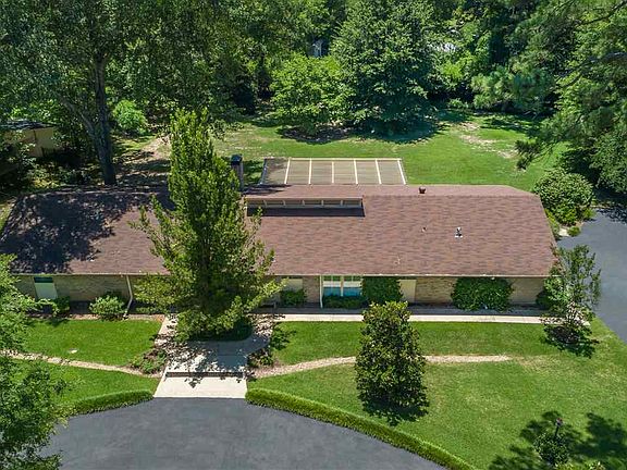 2nd image of 301 Eastmoor Dr