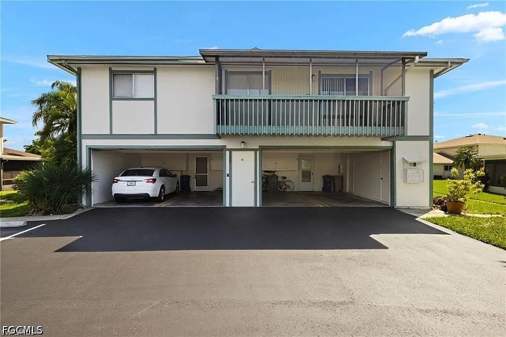 2 bed, 1.5 bath, 896 sqft, $1,375 — Photo 2