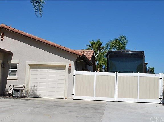 Large gated RV parking