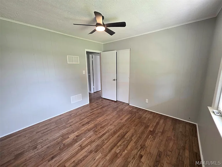 979 Newton St — Photo 9