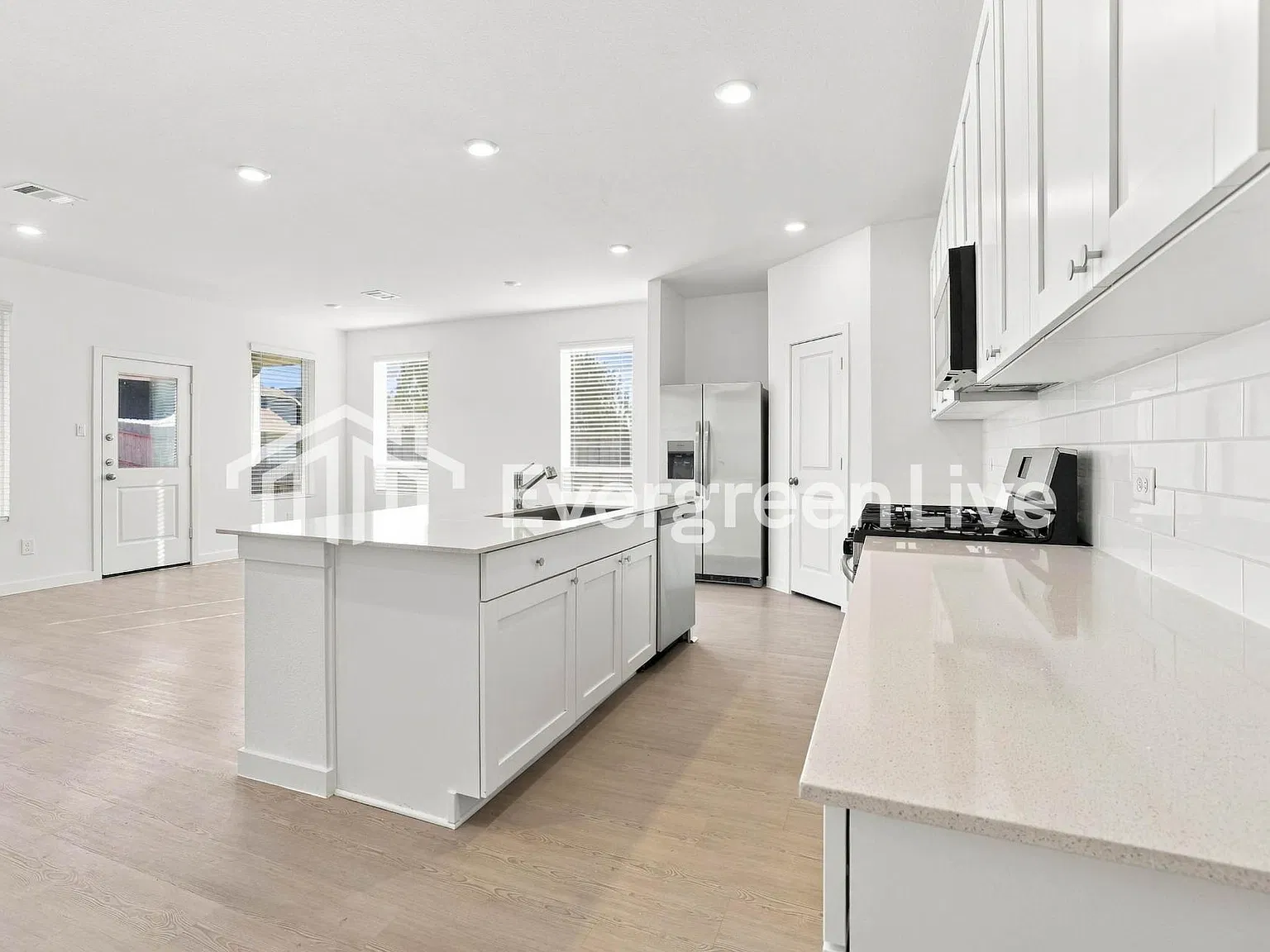 4 bed, 2.0 bath, 2081 sqft, $2,190 — Photo 4