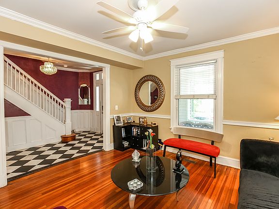 2nd image of 1925 Lawrence St NE