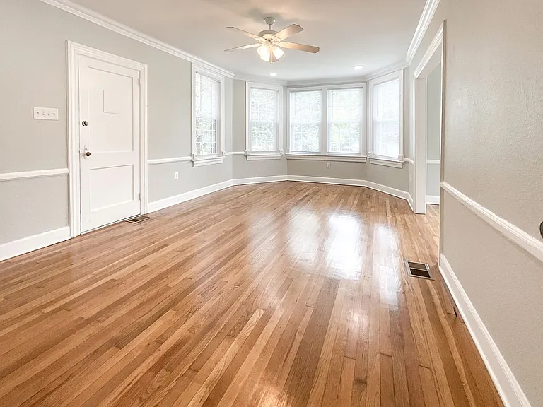 735 E 52nd St — Photo 2