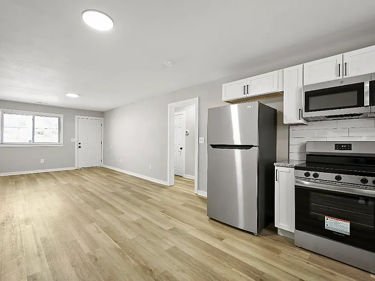 719 E College St #A — Photo 4