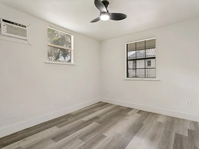 1121 Essex St #3 — Photo 4