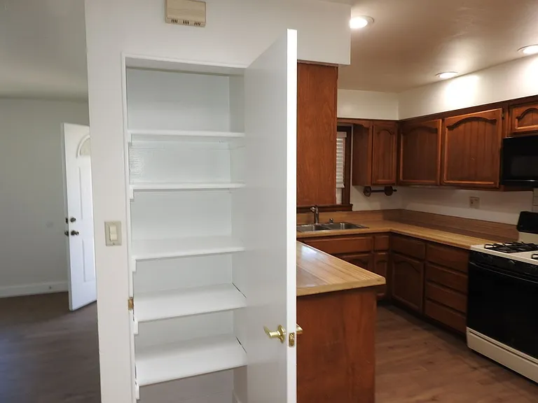 420 Cedar St — Photo 6