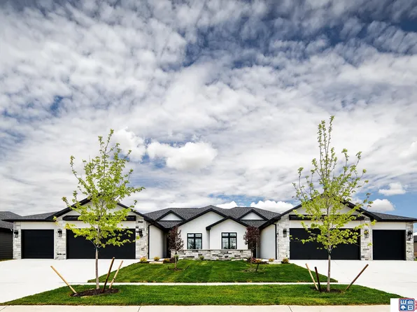 9700 Hillcrest Trl, Lincoln, NE 68520