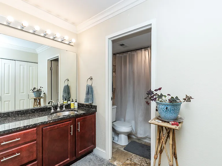 700 E 8th St #14G — Photo 2