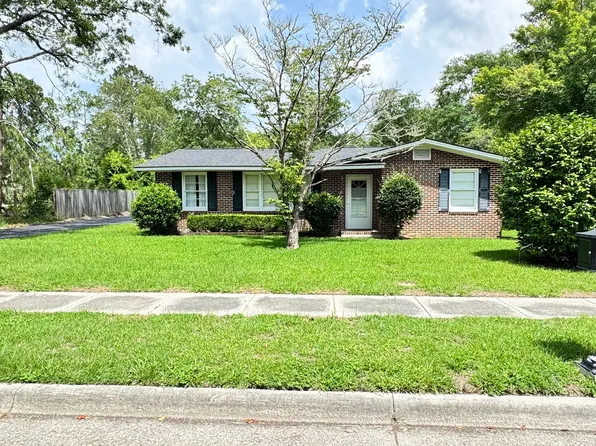 206 S Clark St, Claxton, GA 30417