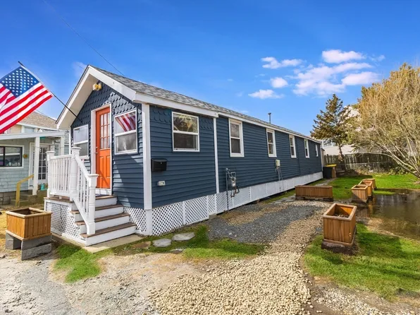 8 Moreland Ave, Hull, MA 02045