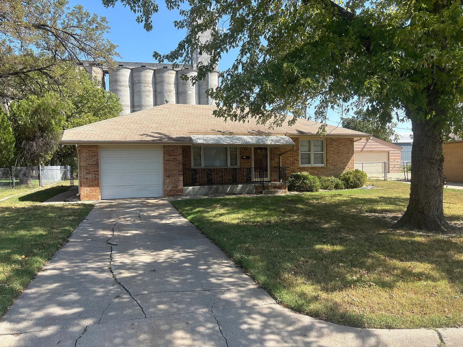 3 bed, 1256 sqft, $1,395 — Photo 1