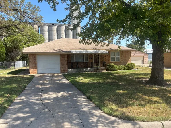 64 Faircrest Dr, Hutchinson, KS 67502